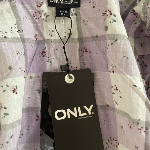 Only Women’s shirt size M runs like S - Picture 12 of 14